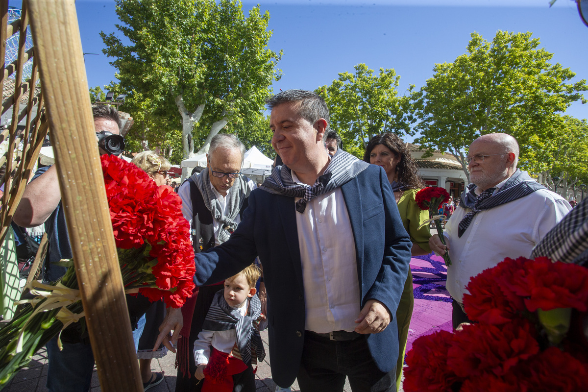 Multitudinaria ofrenda a la patrona  / JOSÉ MIGUEL ESPARCIA