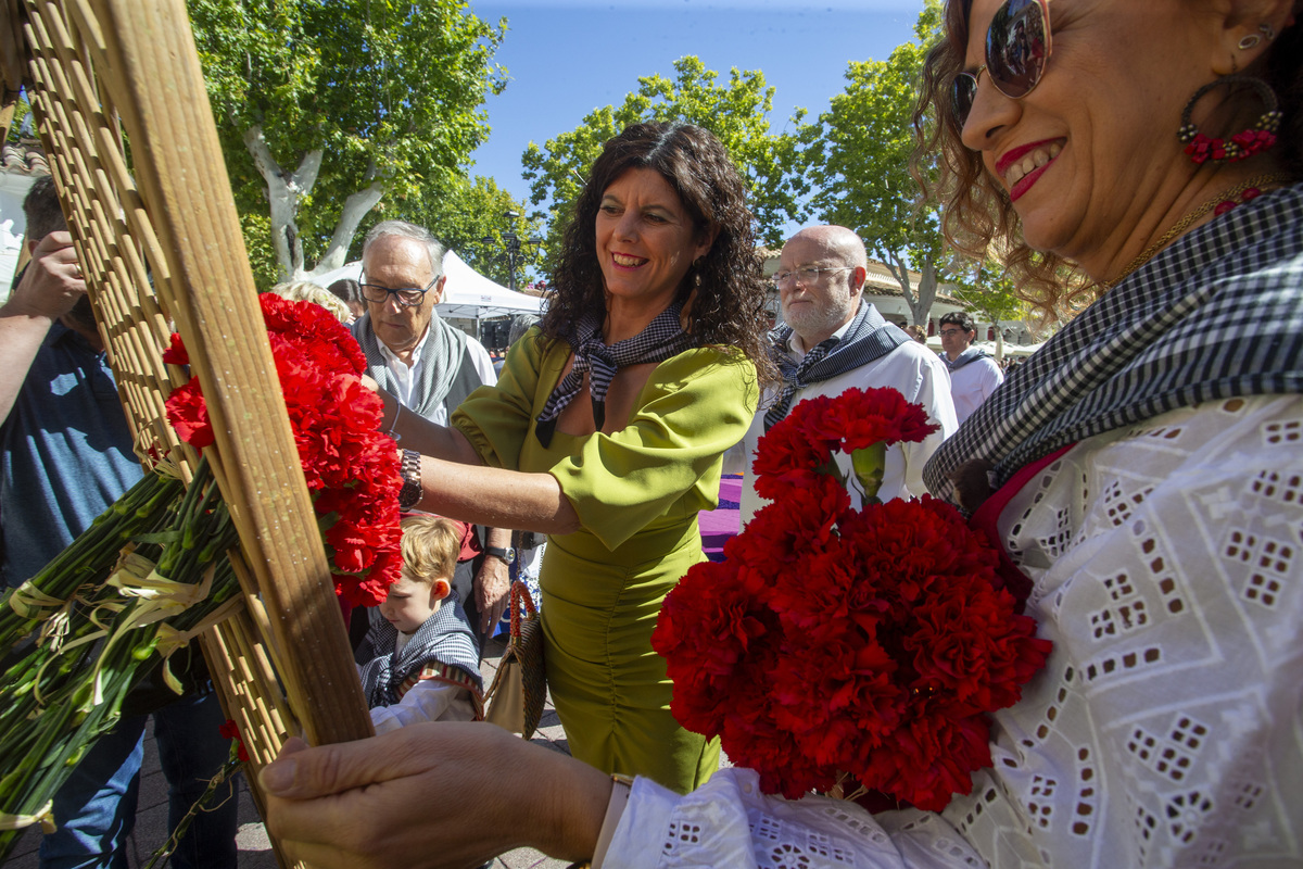 Multitudinaria ofrenda a la patrona  / JOSÉ MIGUEL ESPARCIA