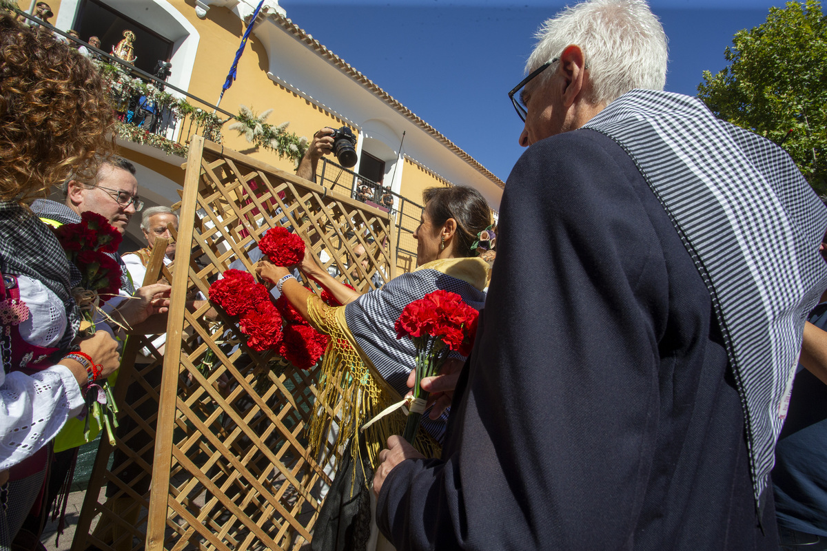 Multitudinaria ofrenda a la patrona  / JOSÉ MIGUEL ESPARCIA