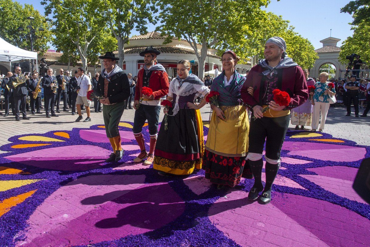 Multitudinaria ofrenda a la patrona  / JOSÉ MIGUEL ESPARCIA