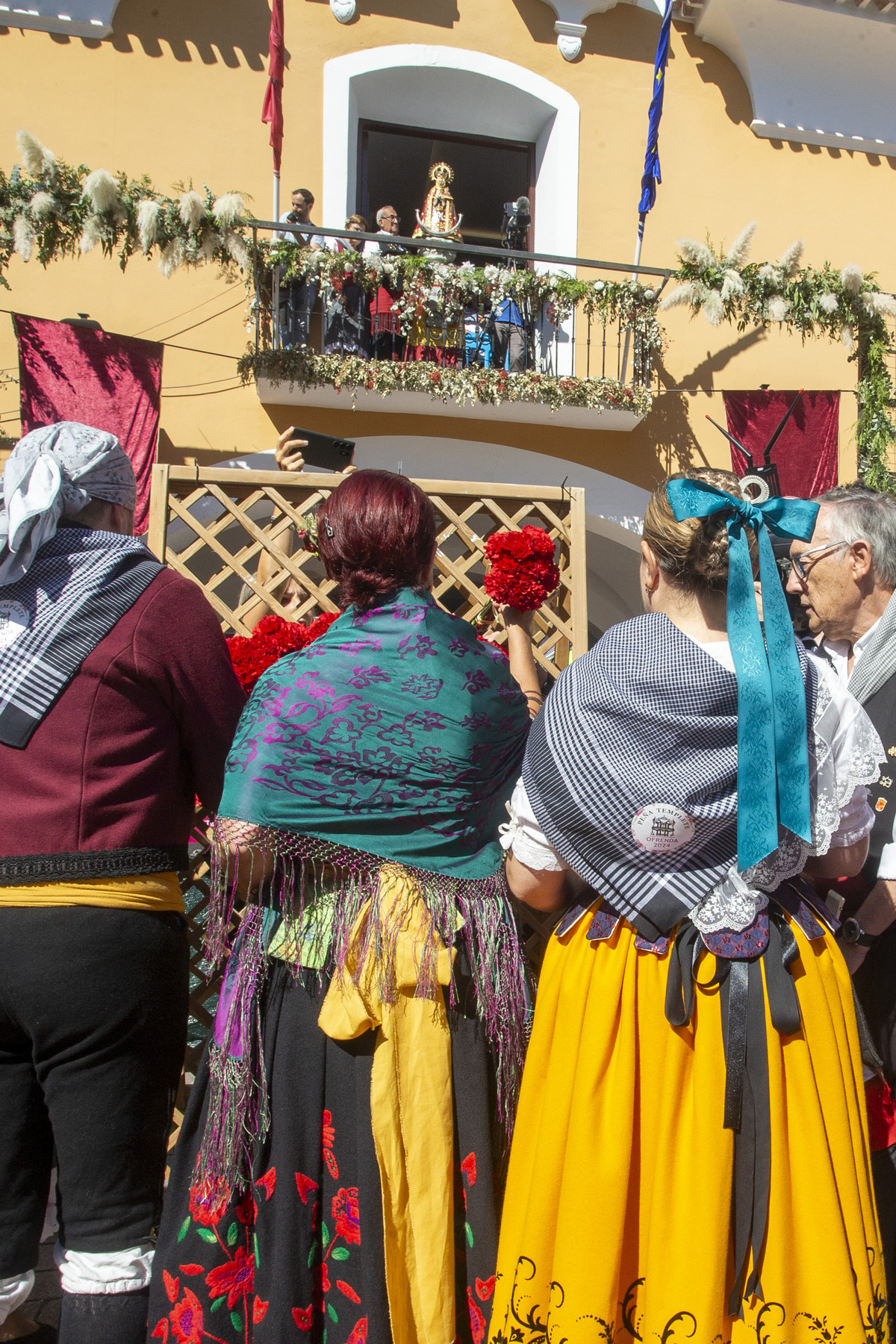 Multitudinaria ofrenda a la patrona  / JOSÉ MIGUEL ESPARCIA