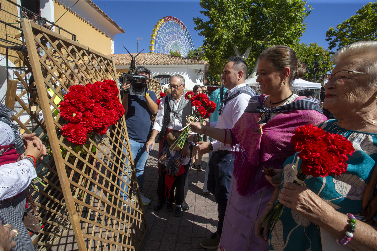 Multitudinaria ofrenda a la patrona  / JOSÉ MIGUEL ESPARCIA