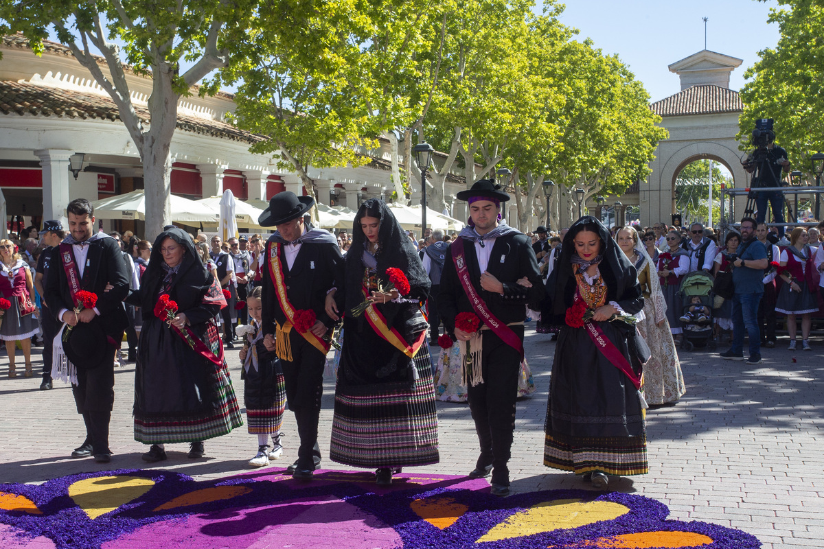 Multitudinaria ofrenda a la patrona  / JOSÉ MIGUEL ESPARCIA