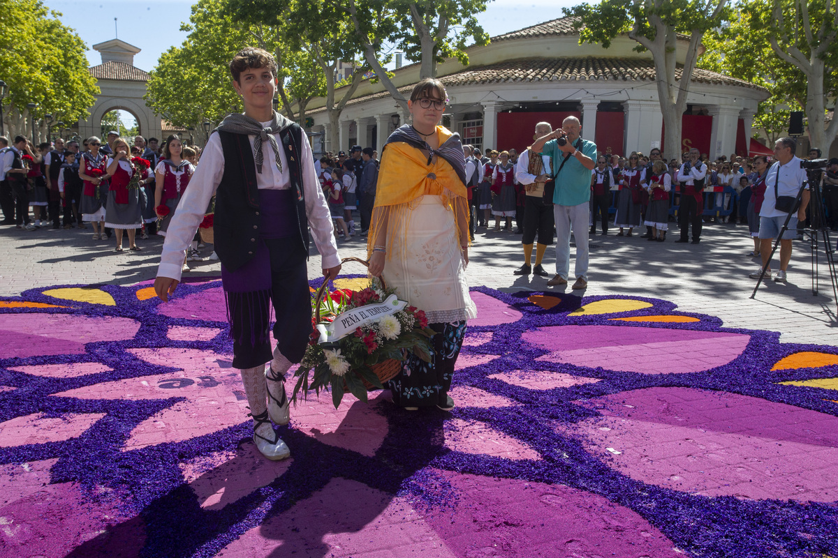 Multitudinaria ofrenda a la patrona  / JOSÉ MIGUEL ESPARCIA