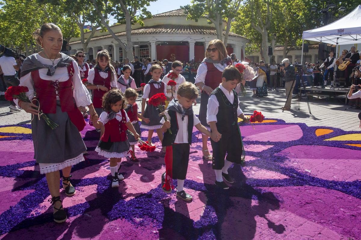 Multitudinaria ofrenda a la patrona  / JOSÉ MIGUEL ESPARCIA