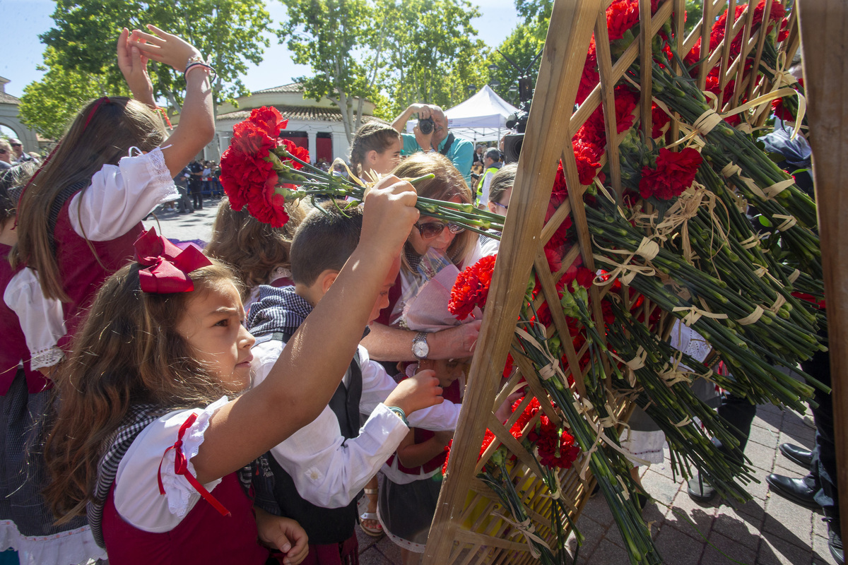 Multitudinaria ofrenda a la patrona  / JOSÉ MIGUEL ESPARCIA