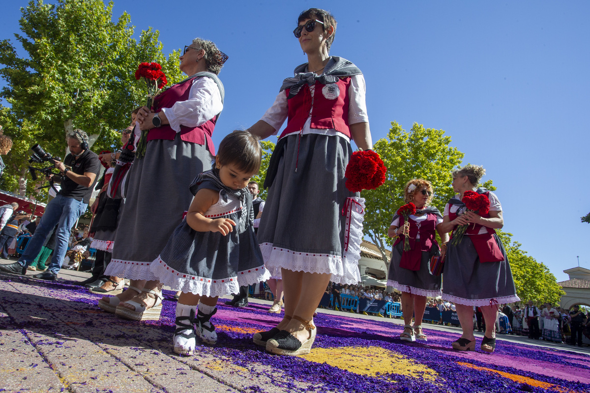 Multitudinaria ofrenda a la patrona  / JOSÉ MIGUEL ESPARCIA