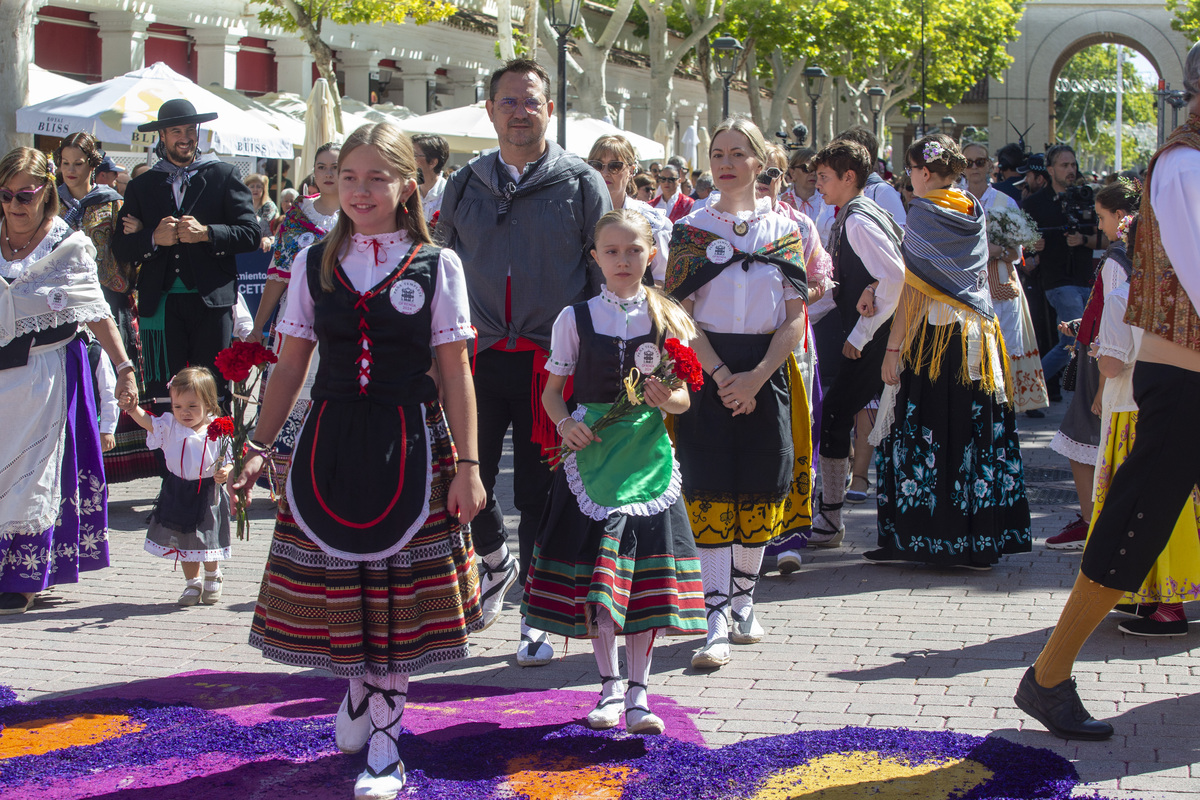 Multitudinaria ofrenda a la patrona  / JOSÉ MIGUEL ESPARCIA