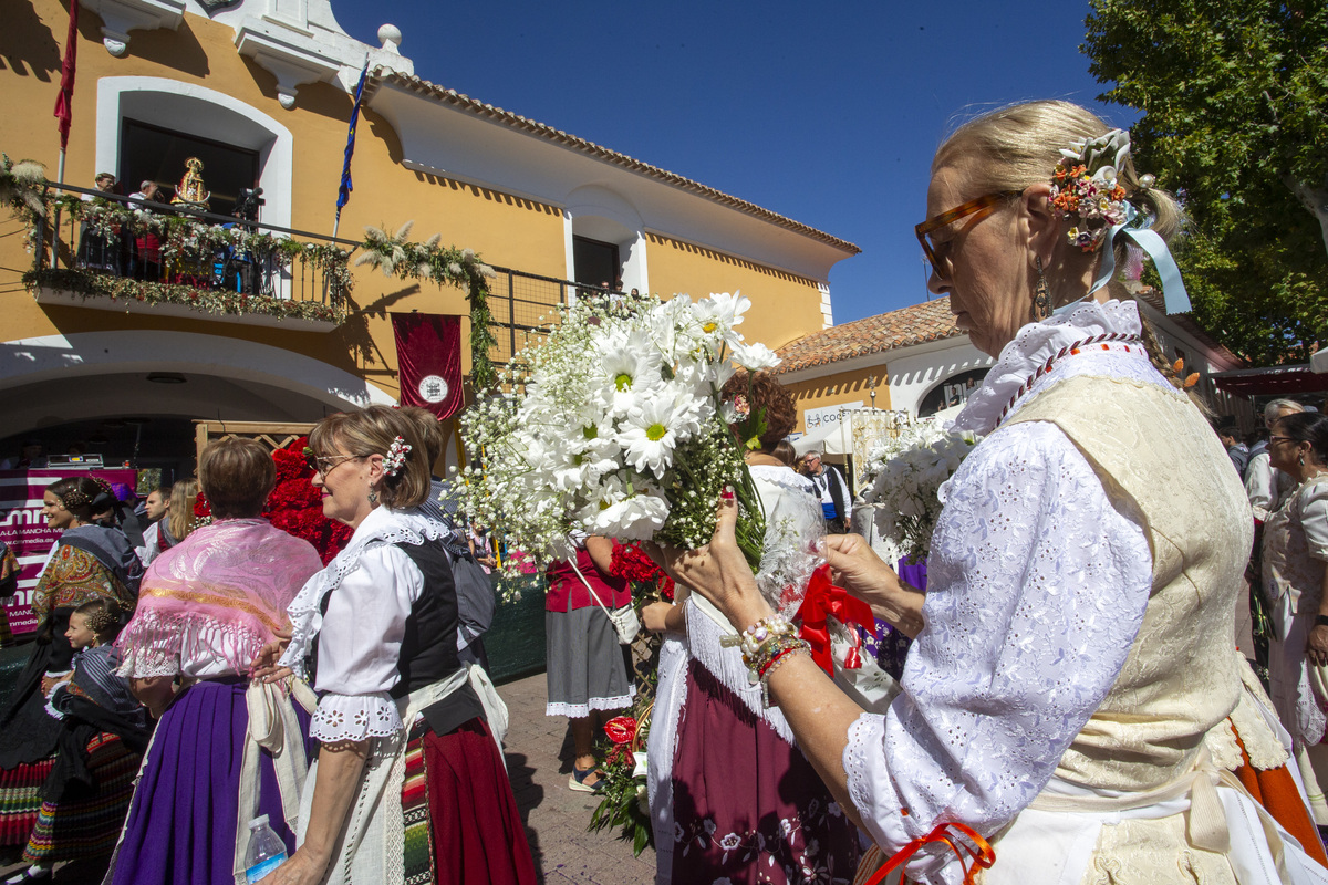 Multitudinaria ofrenda a la patrona  / JOSÉ MIGUEL ESPARCIA