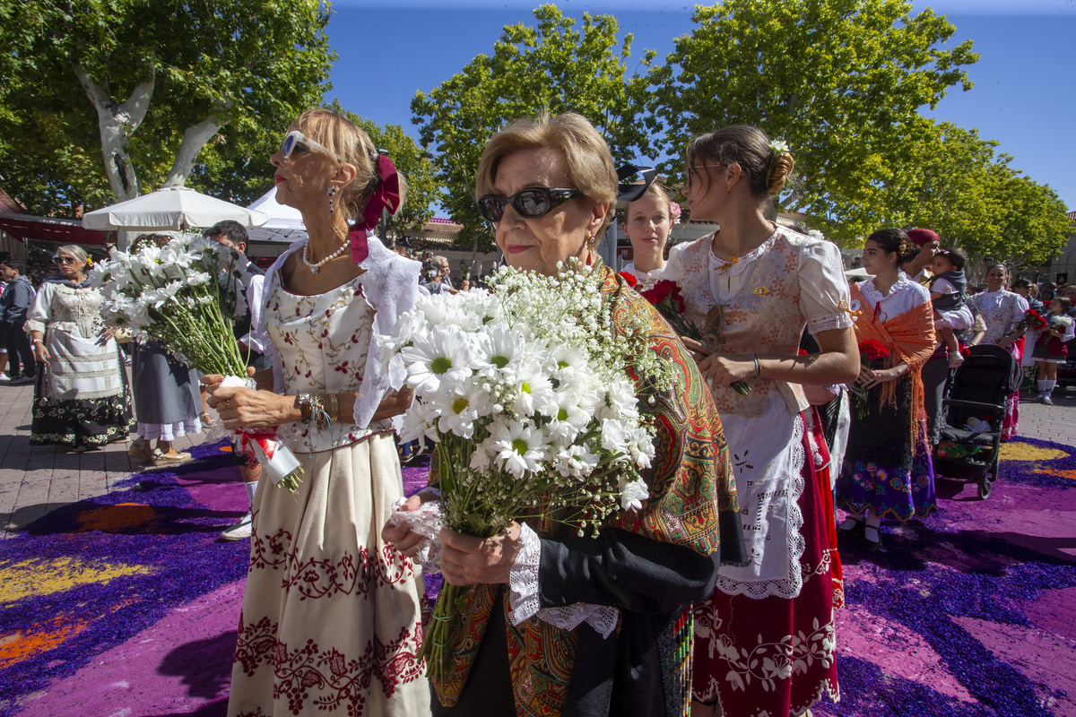 Multitudinaria ofrenda a la patrona  / JOSÉ MIGUEL ESPARCIA