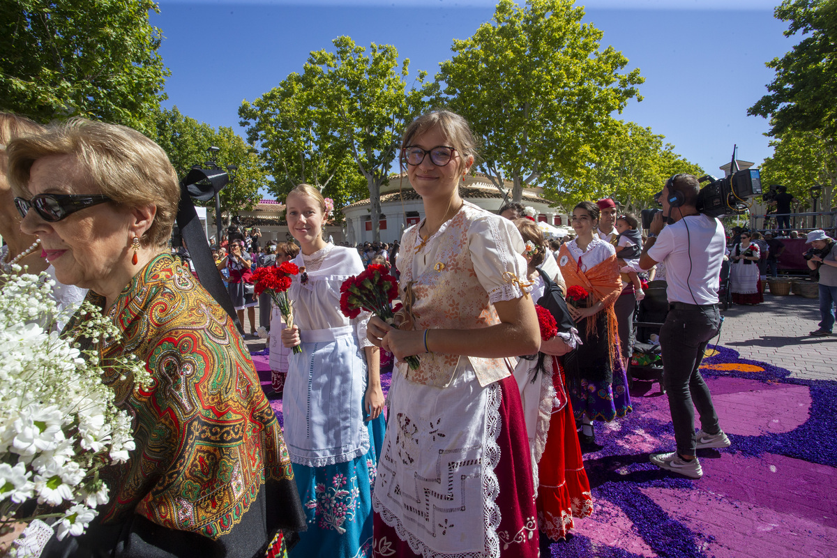 Multitudinaria ofrenda a la patrona  / JOSÉ MIGUEL ESPARCIA