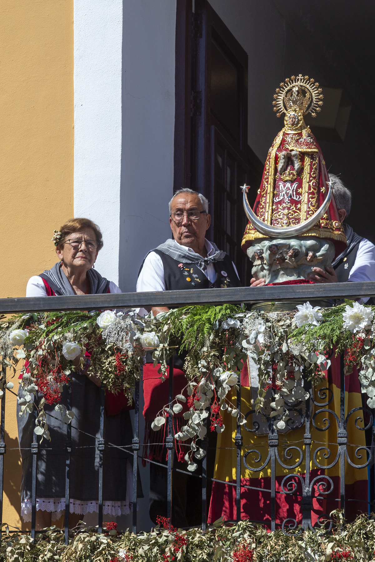 Multitudinaria ofrenda a la patrona  / JOSÉ MIGUEL ESPARCIA