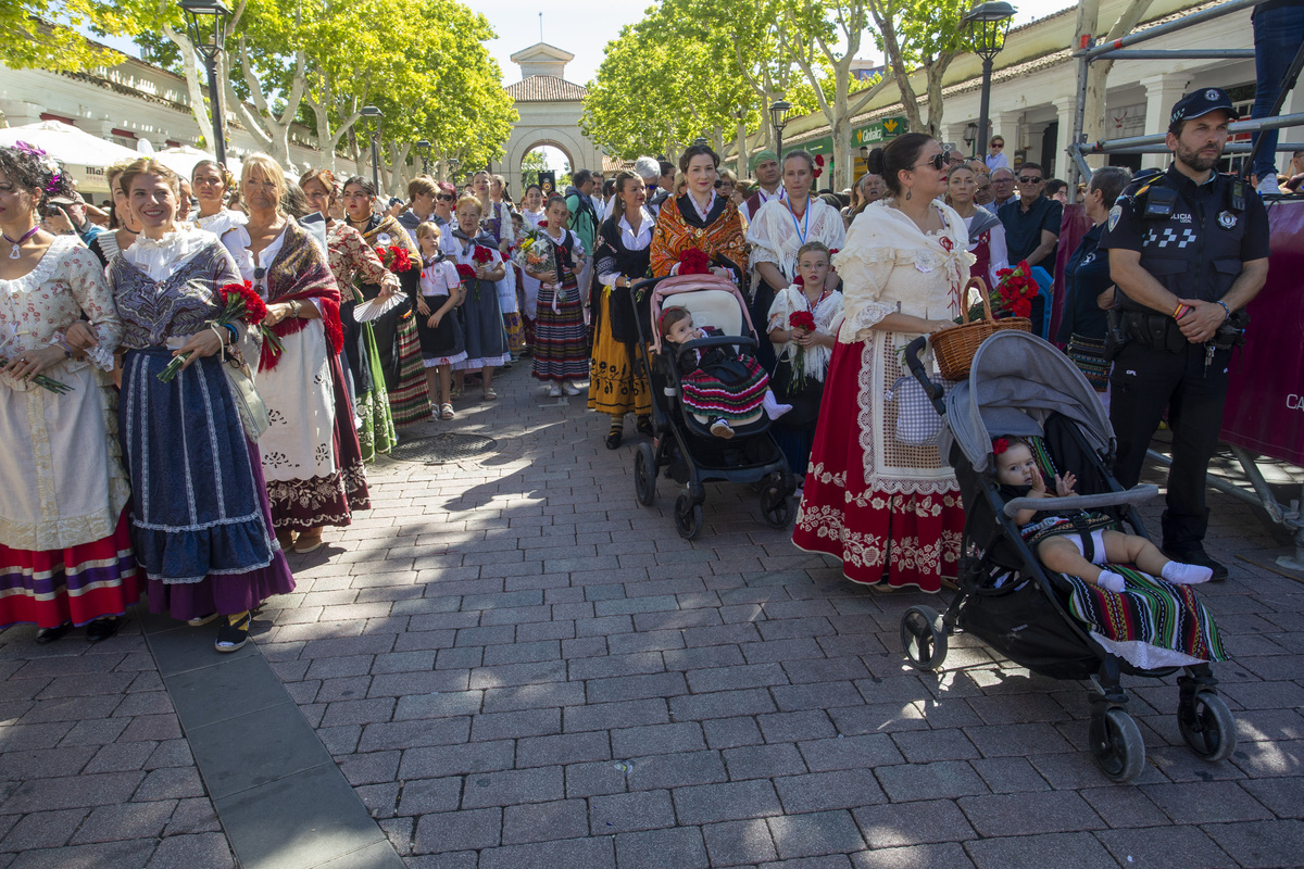 Multitudinaria ofrenda a la patrona  / JOSÉ MIGUEL ESPARCIA