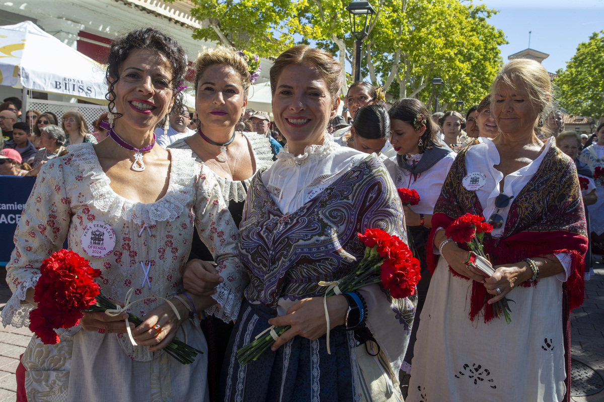 Multitudinaria ofrenda a la patrona  / JOSÉ MIGUEL ESPARCIA