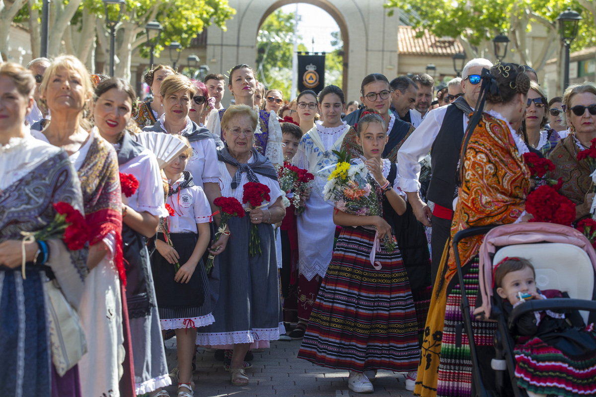 Multitudinaria ofrenda a la patrona  / JOSÉ MIGUEL ESPARCIA