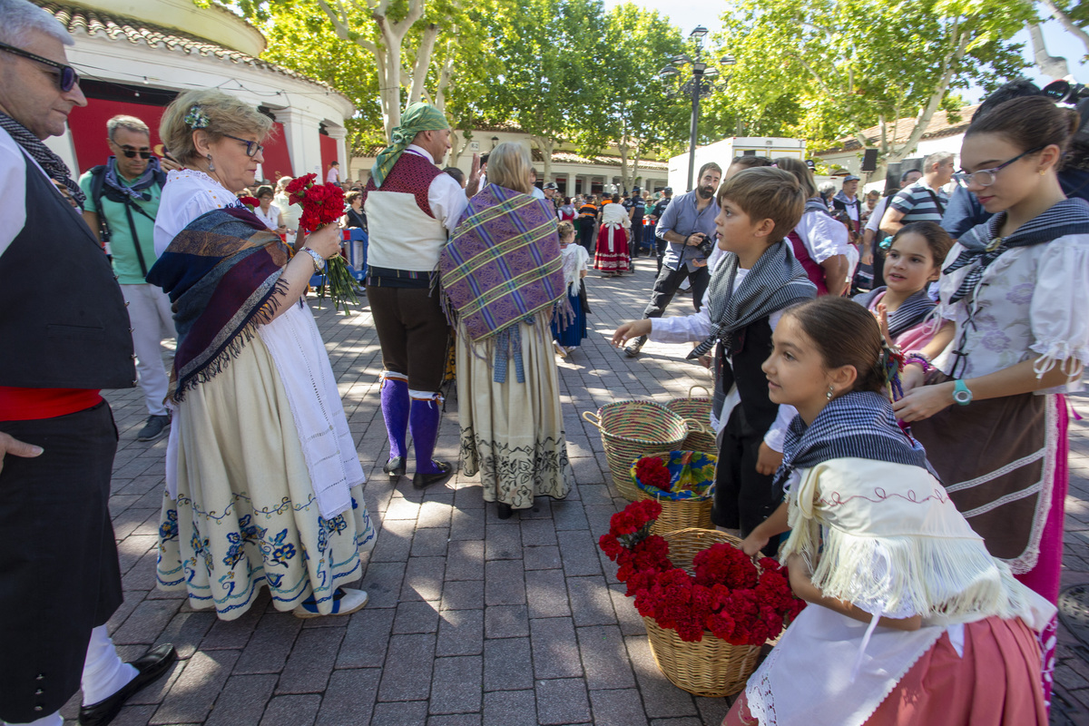 Multitudinaria ofrenda a la patrona  / JOSÉ MIGUEL ESPARCIA