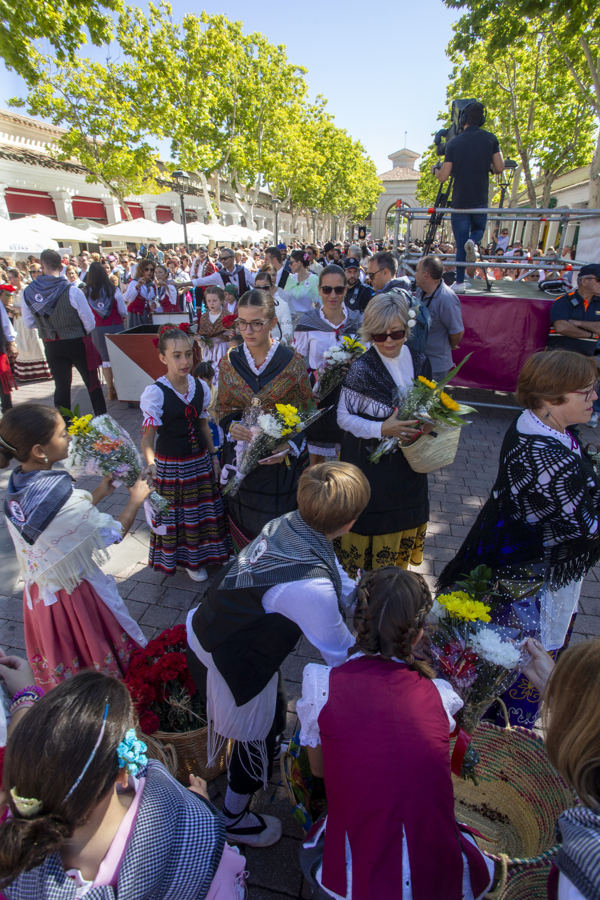 Multitudinaria ofrenda a la patrona  / JOSÉ MIGUEL ESPARCIA