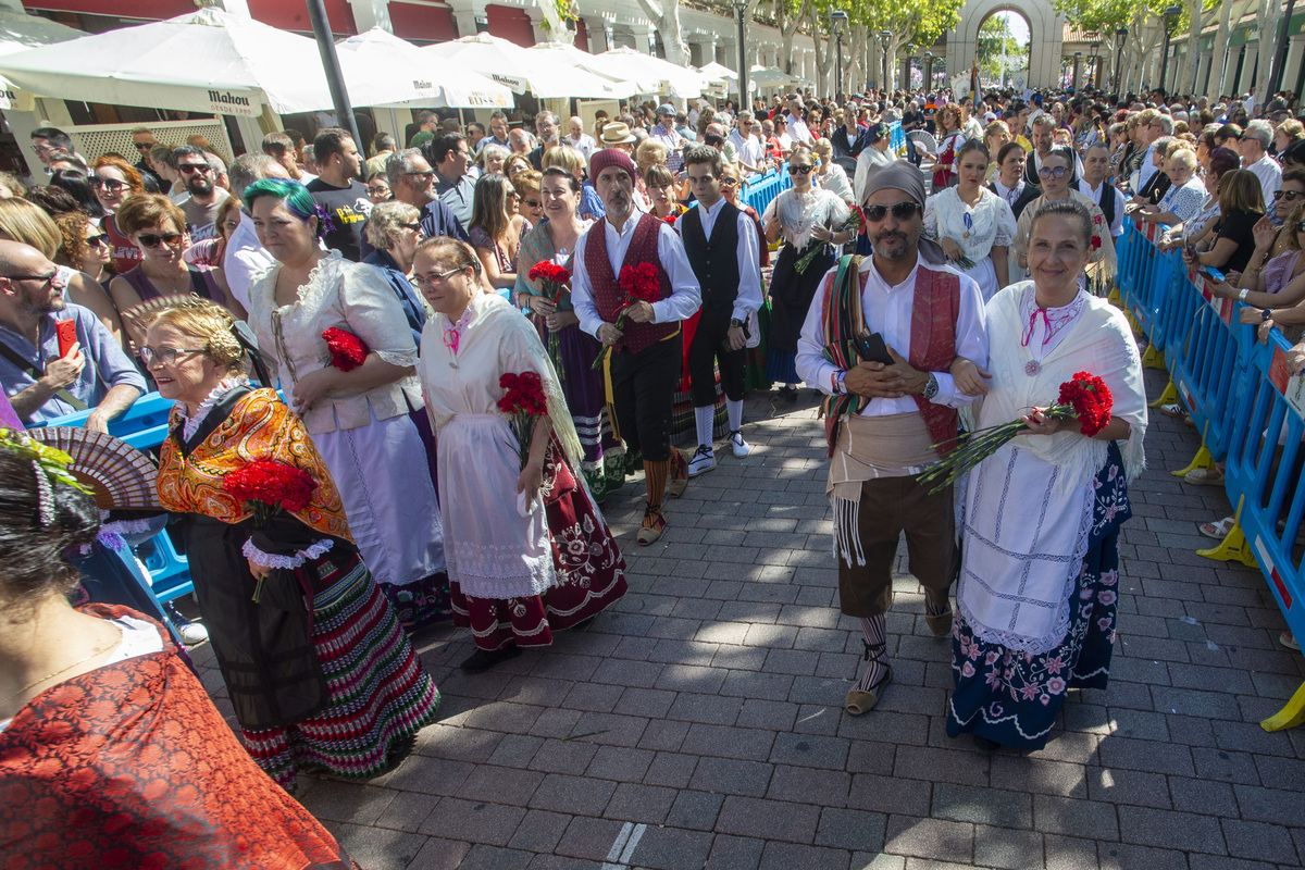 Multitudinaria ofrenda a la patrona  / JOSÉ MIGUEL ESPARCIA