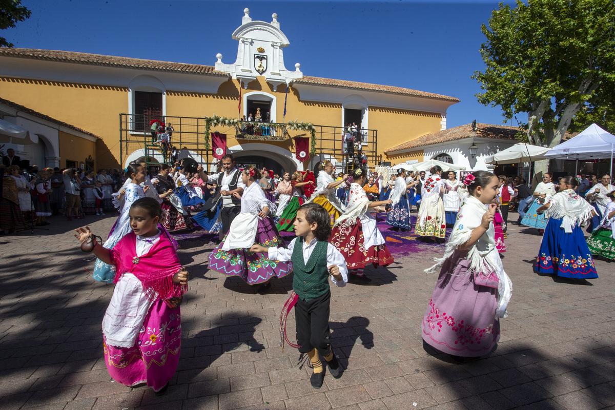 Multitudinaria ofrenda a la patrona  / JOSÉ MIGUEL ESPARCIA