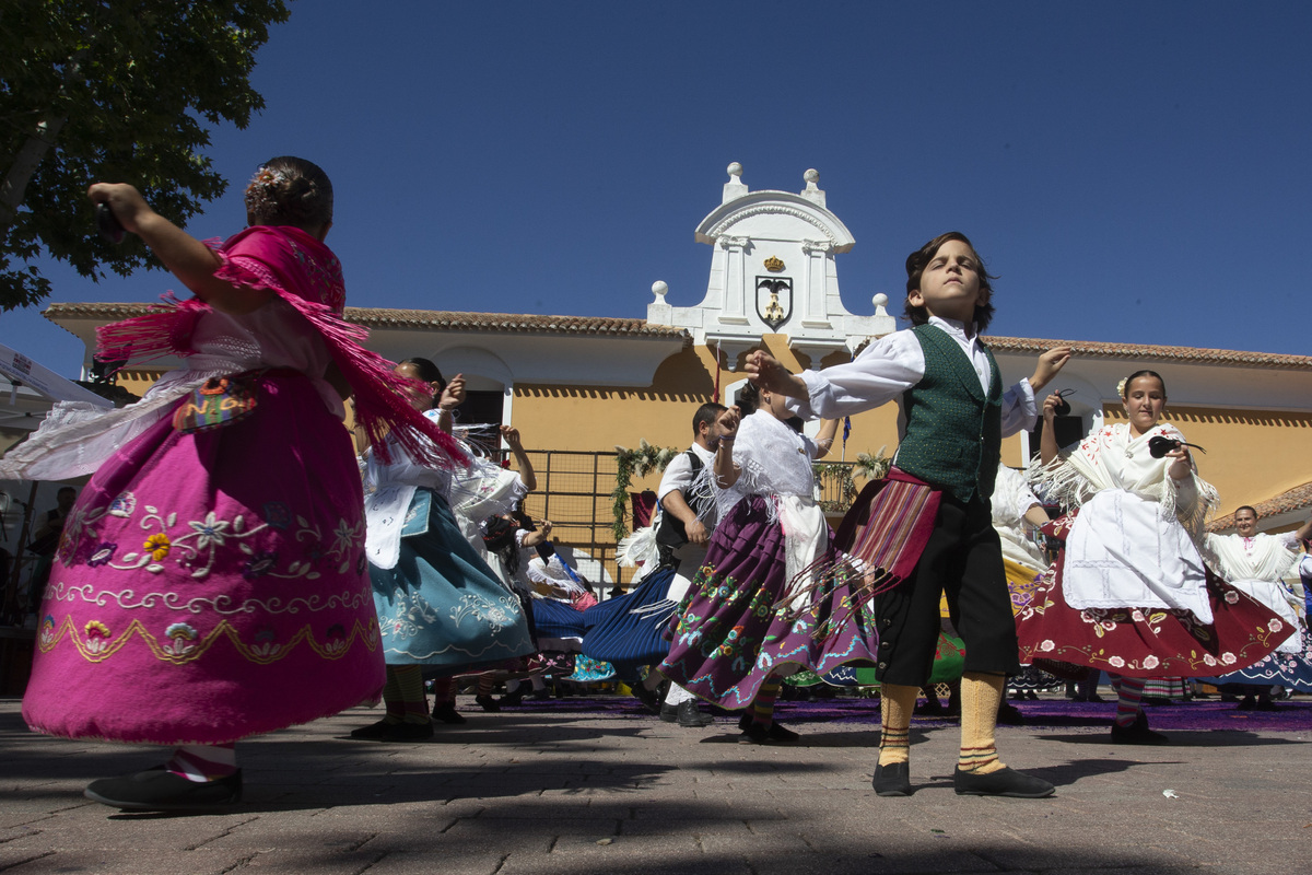 Multitudinaria ofrenda a la patrona  / JOSÉ MIGUEL ESPARCIA