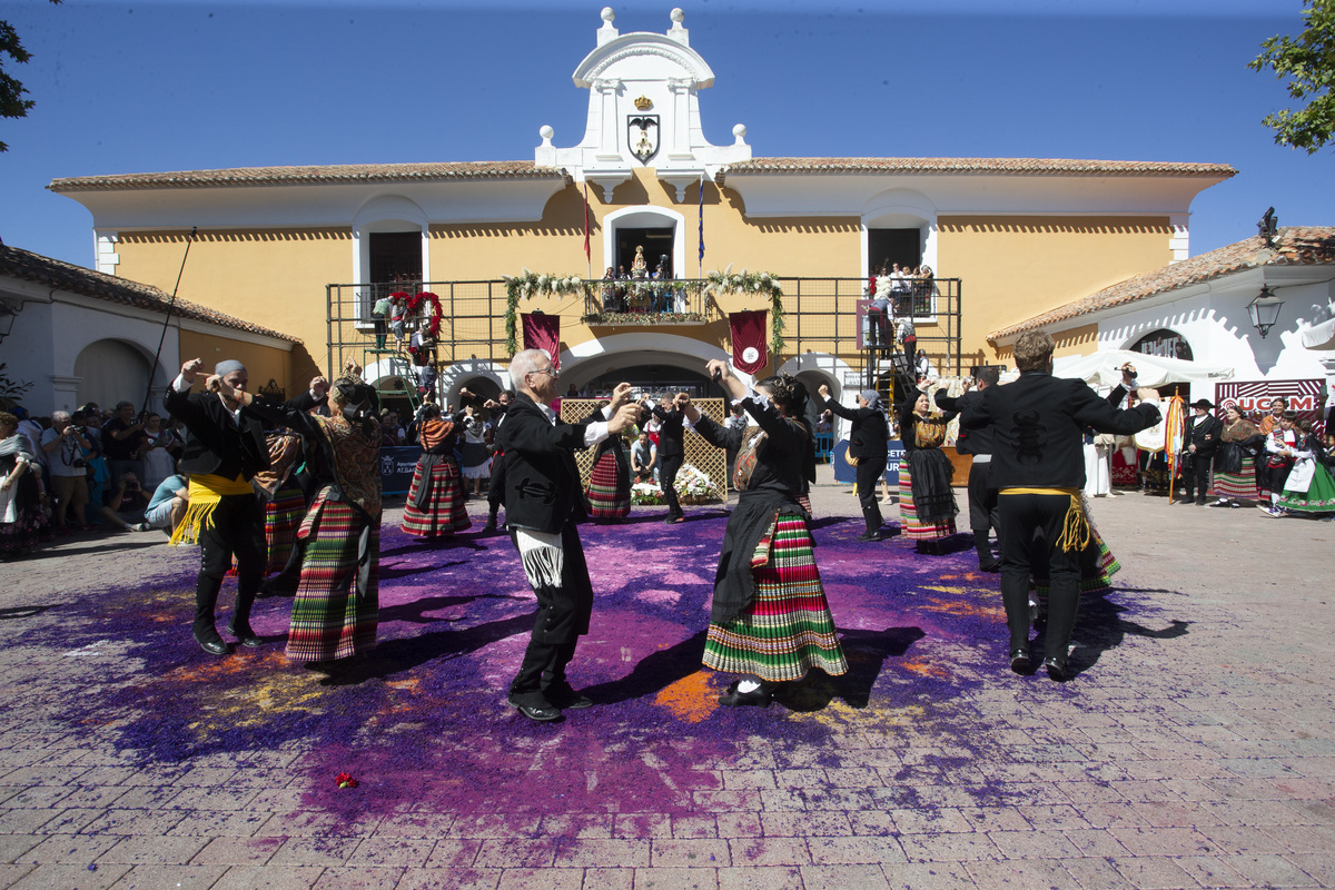 Multitudinaria ofrenda a la patrona  / JOSÉ MIGUEL ESPARCIA