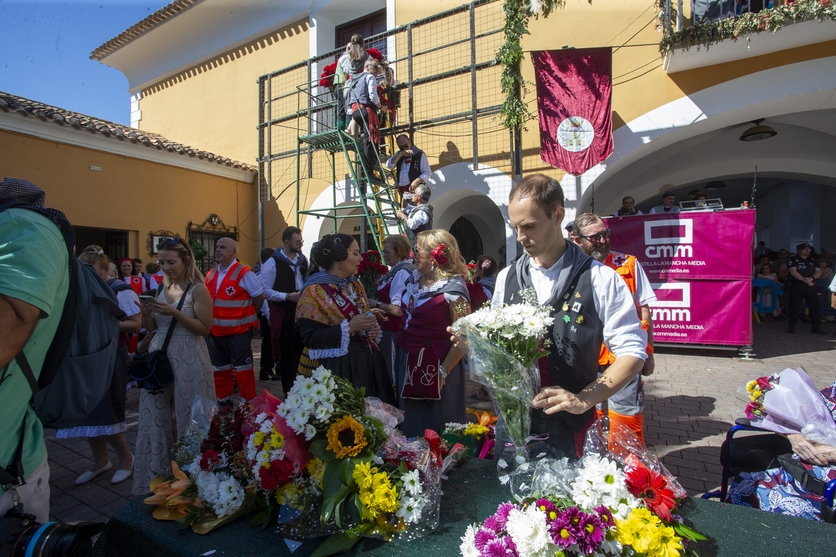 Multitudinaria ofrenda a la patrona  / JOSÉ MIGUEL ESPARCIA