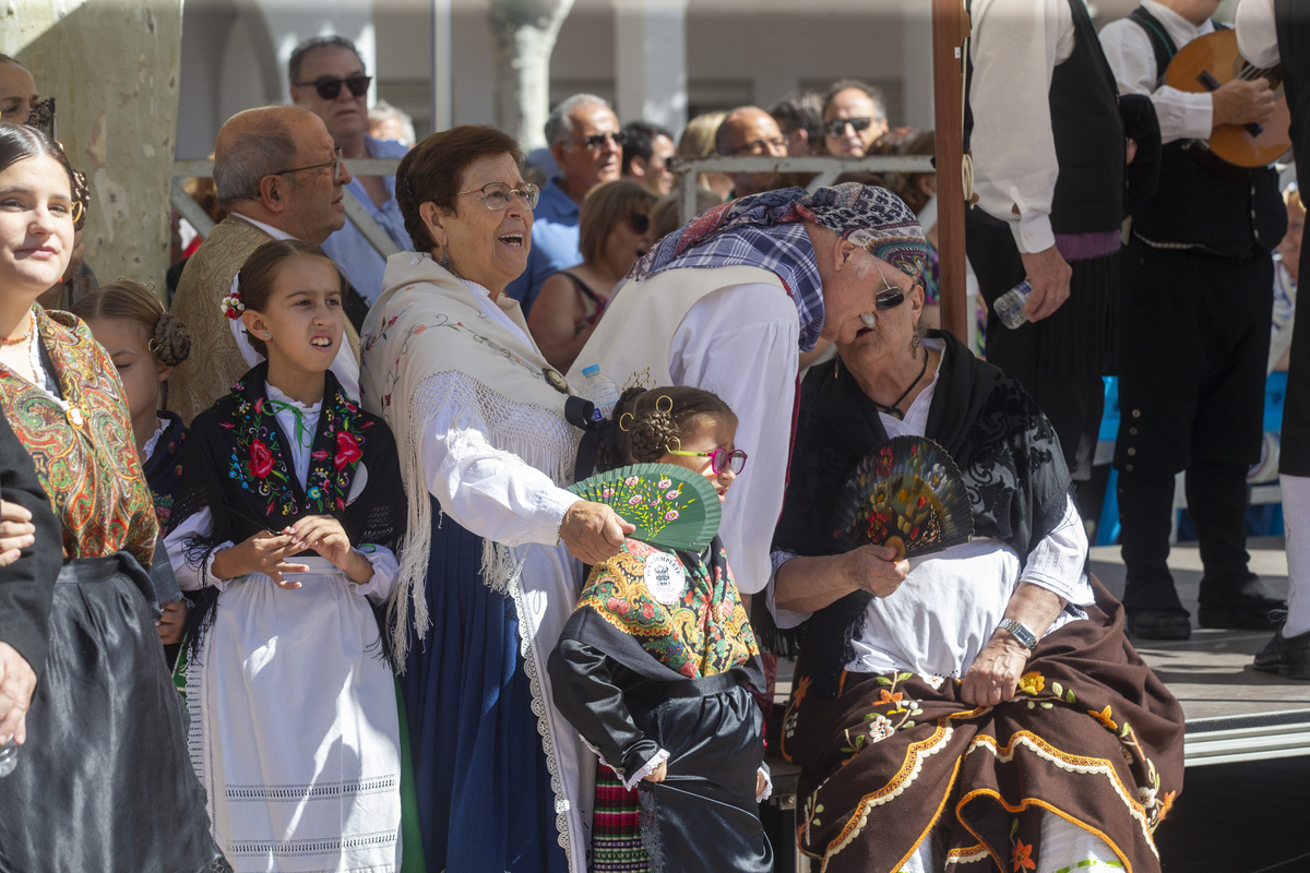 Multitudinaria ofrenda a la patrona  / JOSÉ MIGUEL ESPARCIA