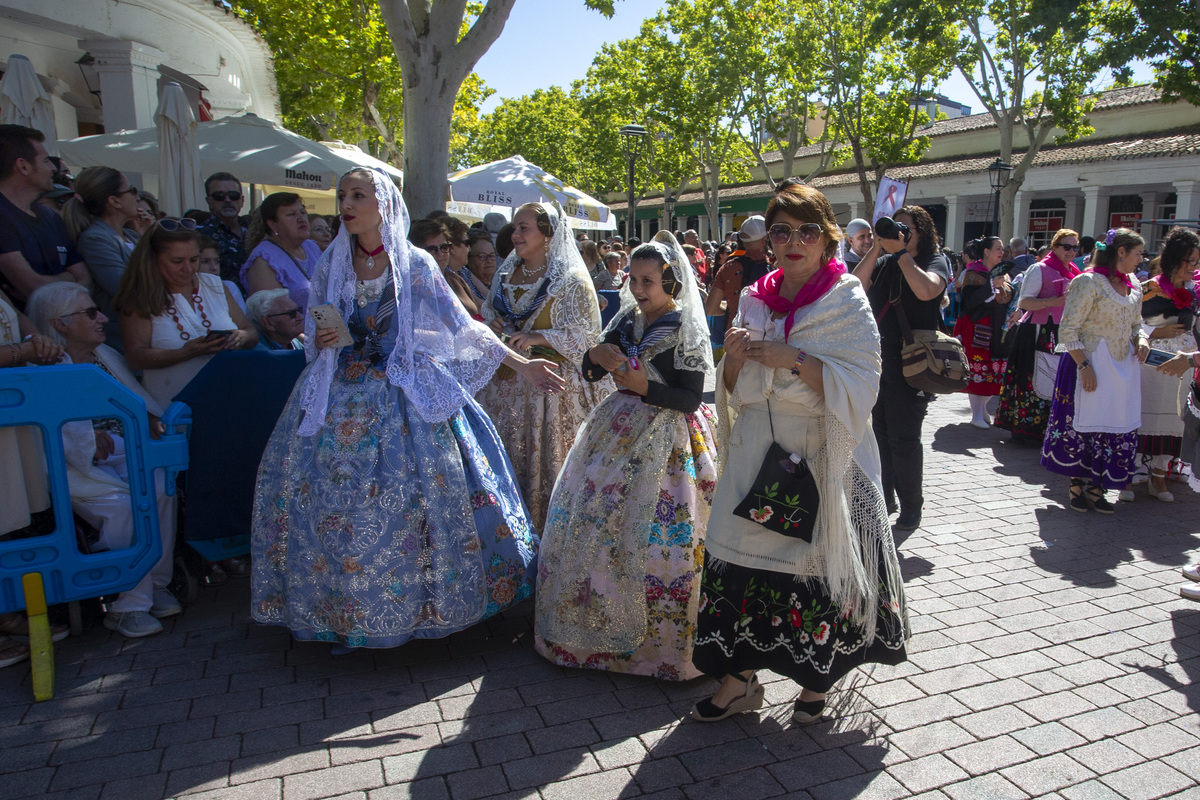 Multitudinaria ofrenda a la patrona  / JOSÉ MIGUEL ESPARCIA