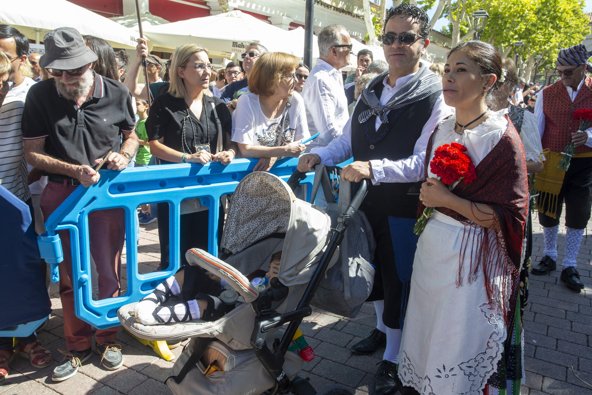 Multitudinaria ofrenda a la patrona  / JOSÉ MIGUEL ESPARCIA