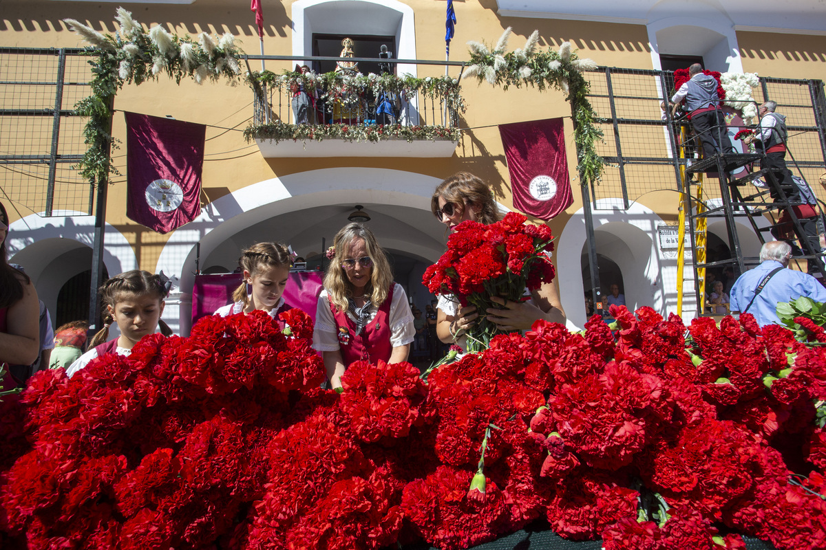 Multitudinaria ofrenda a la patrona  / JOSÉ MIGUEL ESPARCIA