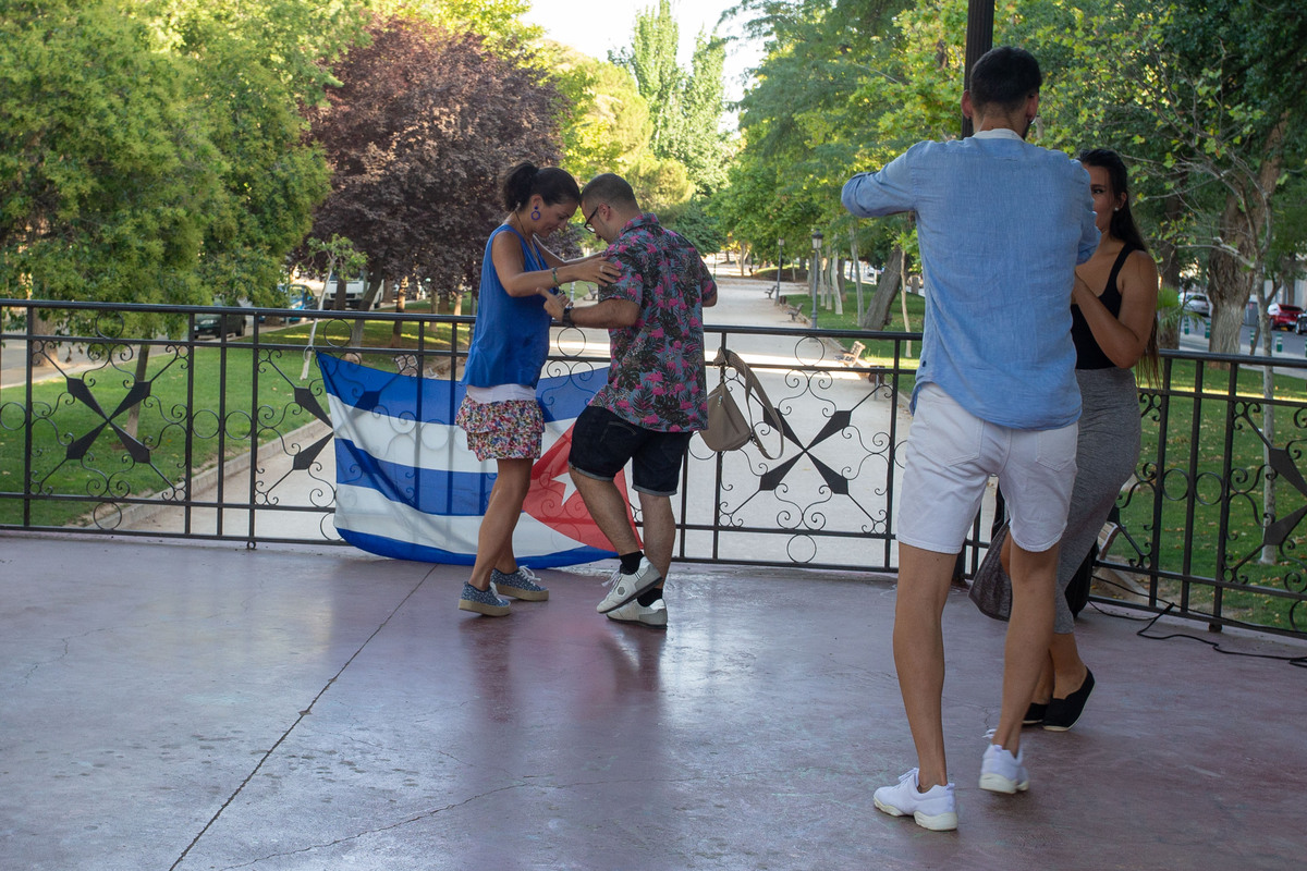 Quedada bailable de la Asociación de Amigos de Cuba.  / JOSÉ MIGUEL ESPARCIA