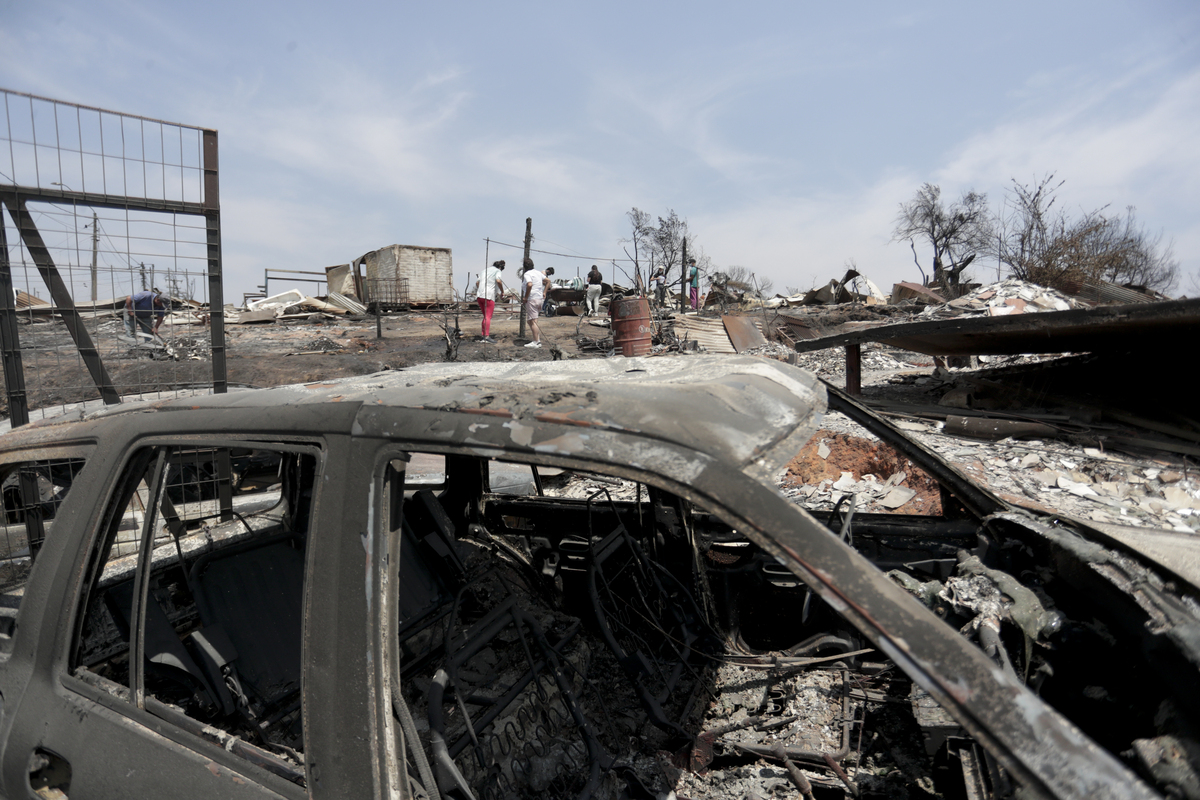 En Pompeya, epicentro de los incendios en Chile, hoy tiempo para llorar a los muertos  / AILEN DÍAZ