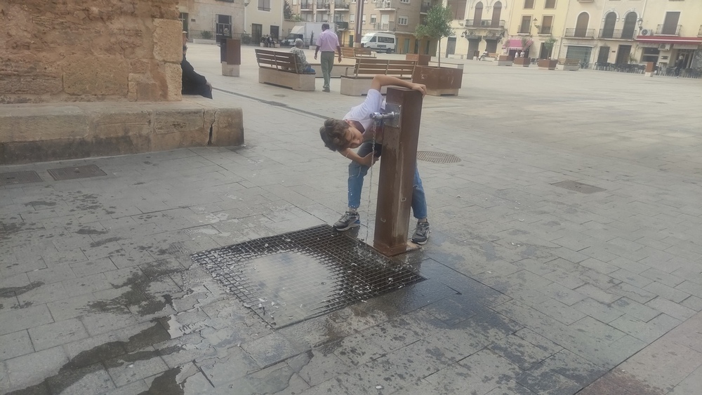 El arqueta de la fuente de la plaza lleva días obstruida 