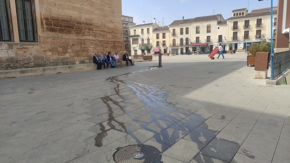 El arqueta de la fuente de la plaza lleva días obstruida 