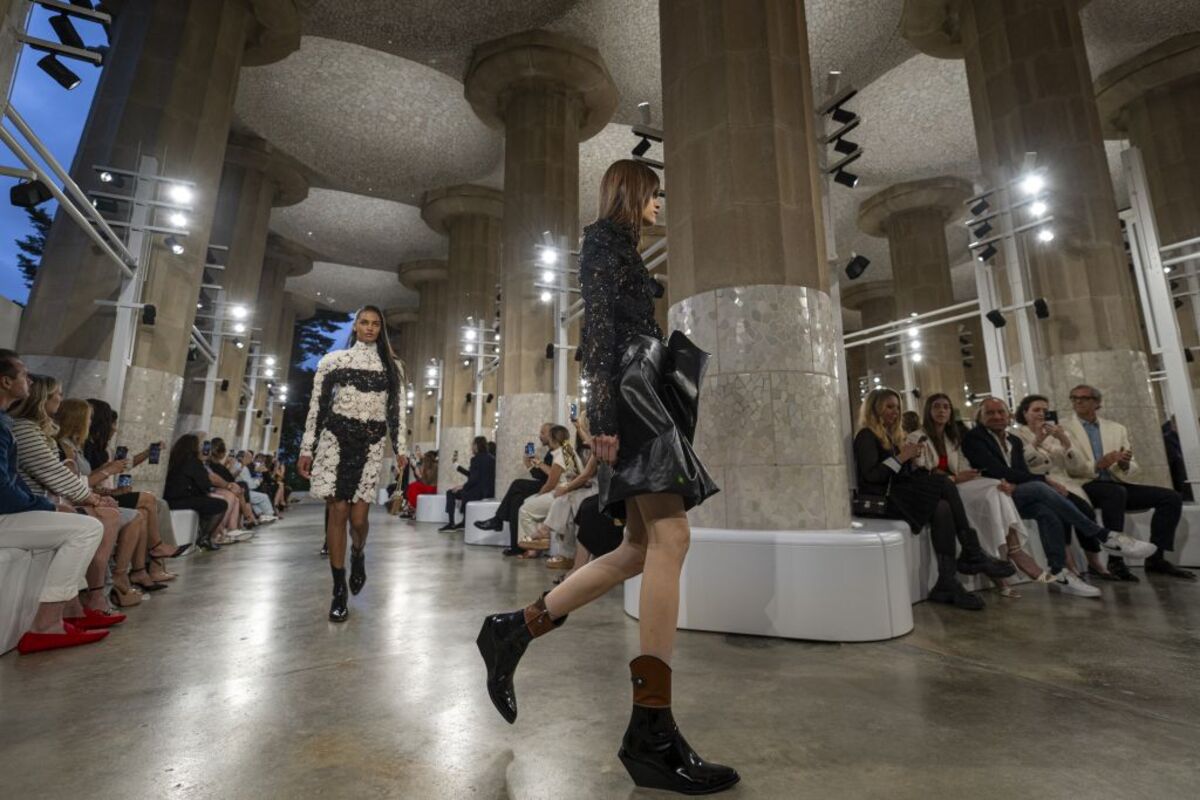 El Park Güell de Barcelona acoge hoy el desfile de la colección Crucero 2025 de Louis Vuitton,  / LORENA SOPÊNA