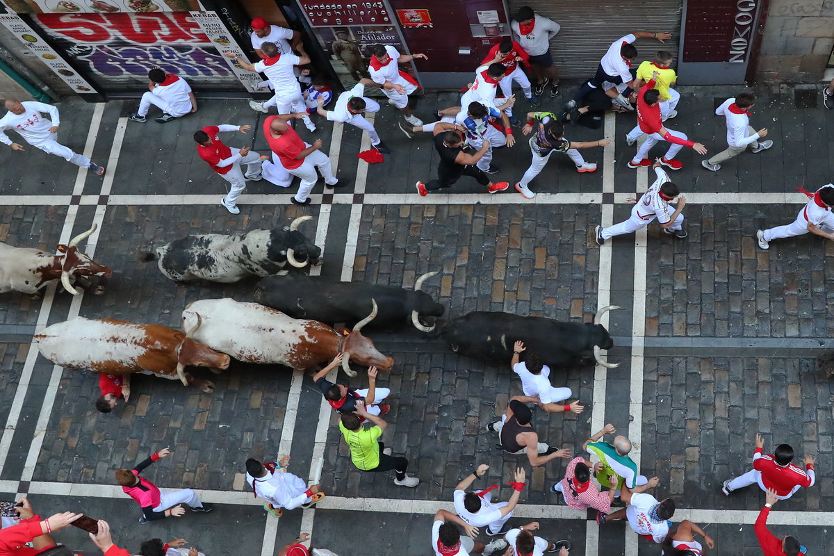 Los toros Cebada Gago protagonizan un encierro rápido y peligroso  / EFE/J.P. URDIROZ