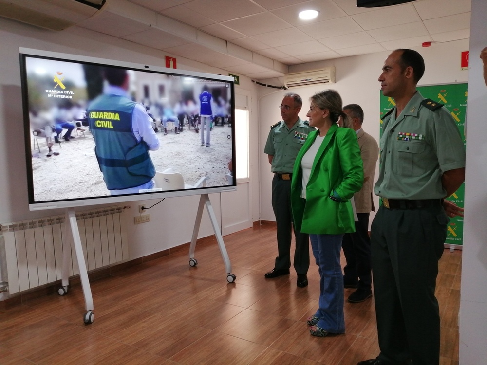 Milagros Tolón y Jesús Manuel Rodrigo ven un vídeo con los resultados de la operación.