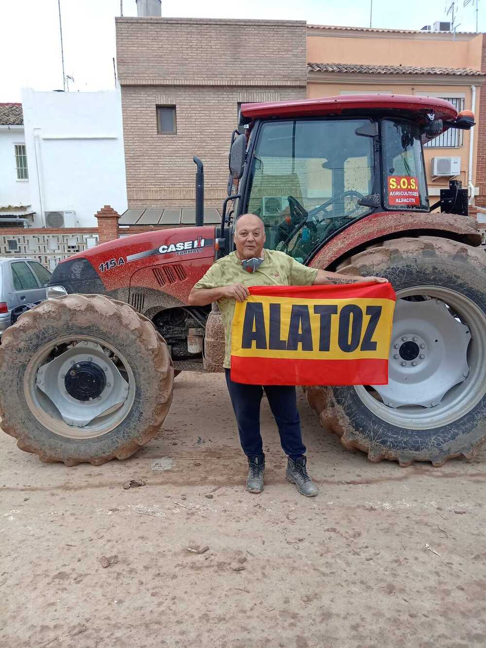 Andrés Felipe Martínez, junto a su tractor, en Catarroja.