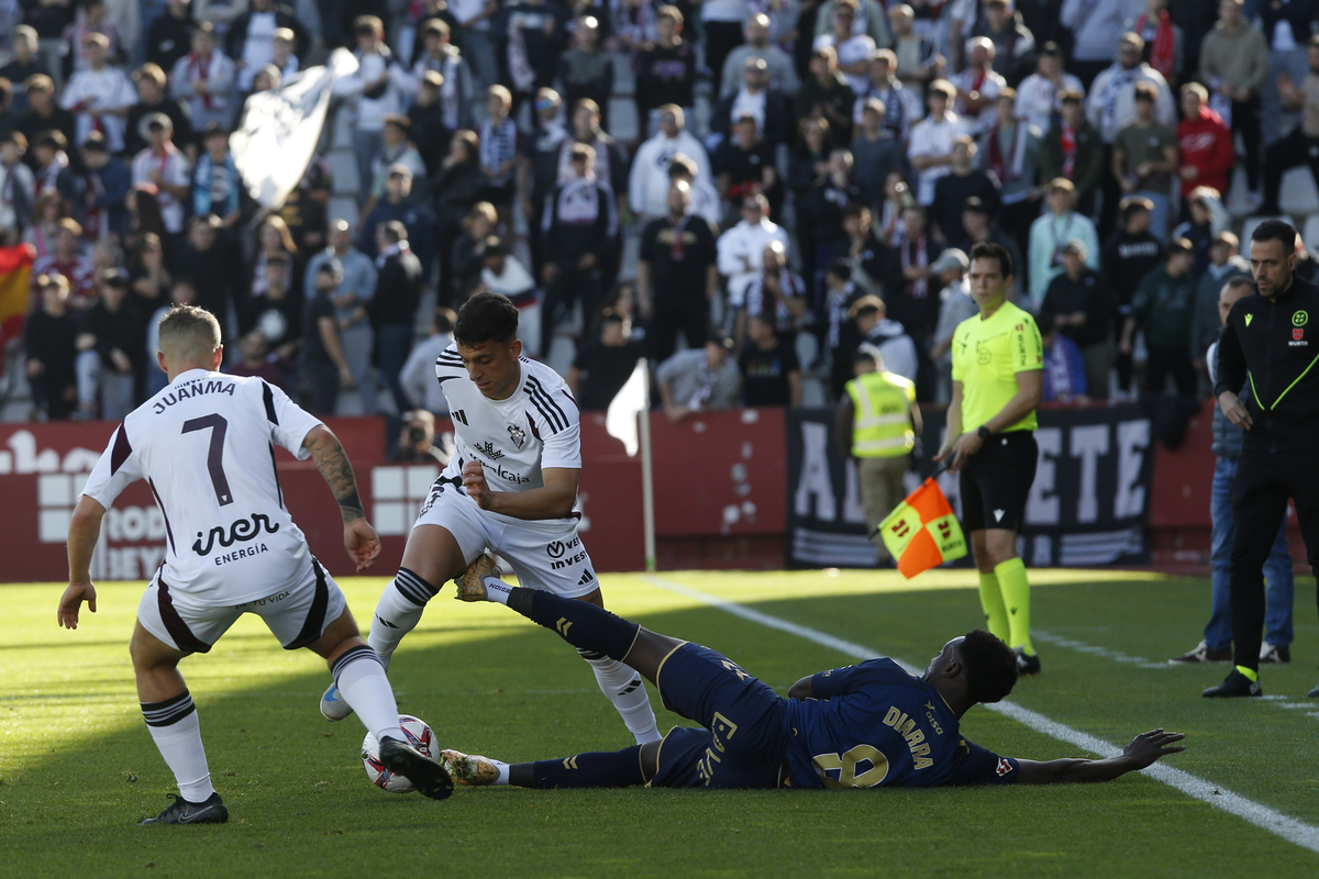 Un momento del partido disputado en el Carlos Belmonte  / JOSÉ MIGUEL ESPARCIA