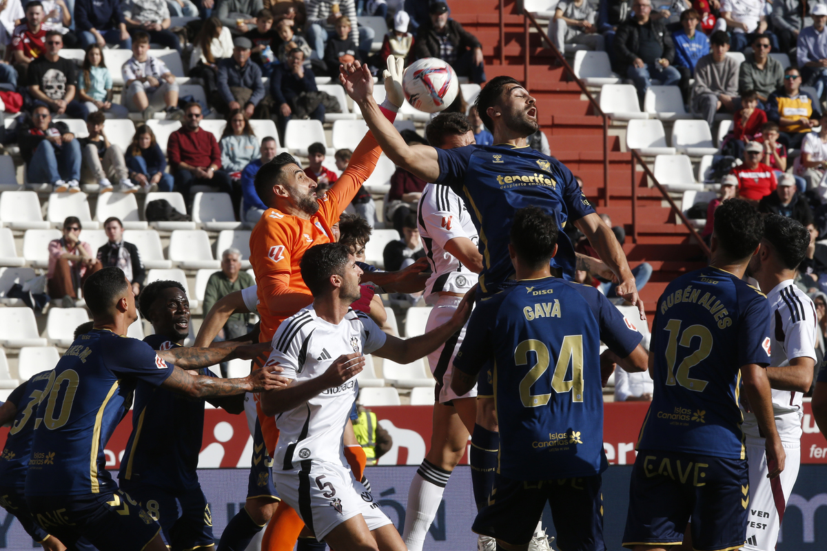 Un momento del partido disputado en el Carlos Belmonte  / JOSÉ MIGUEL ESPARCIA