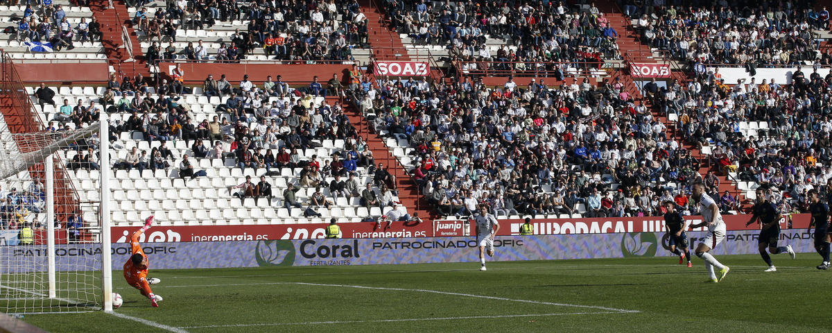 Un momento del partido disputado en el Carlos Belmonte  / JOSÉ MIGUEL ESPARCIA