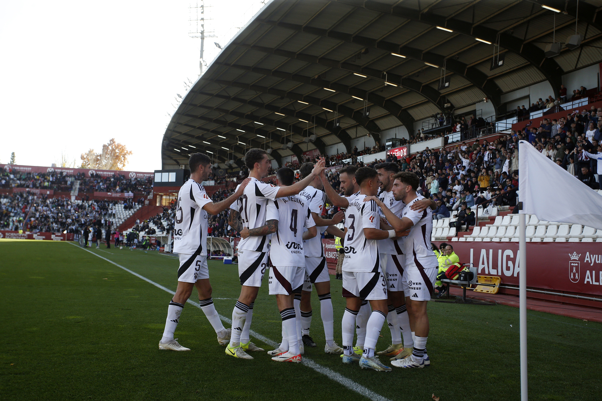 Un momento del partido disputado en el Carlos Belmonte  / JOSÉ MIGUEL ESPARCIA