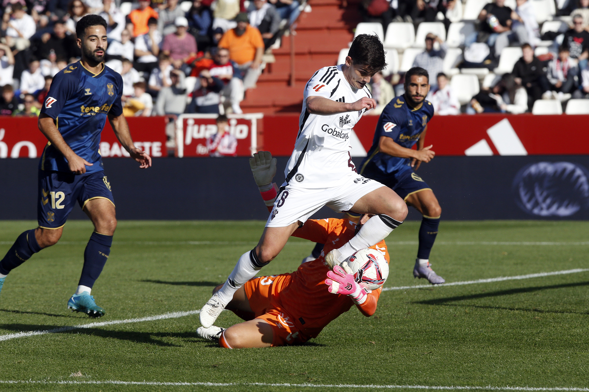 Un momento del partido disputado en el Carlos Belmonte  / JOSÉ MIGUEL ESPARCIA