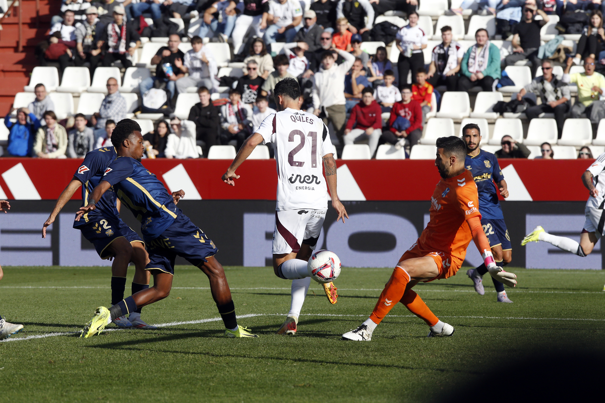 Un momento del partido disputado en el Carlos Belmonte  / JOSÉ MIGUEL ESPARCIA