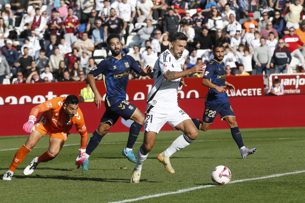 Un momento del partido disputado en el Carlos Belmonte  / JOSÉ MIGUEL ESPARCIA