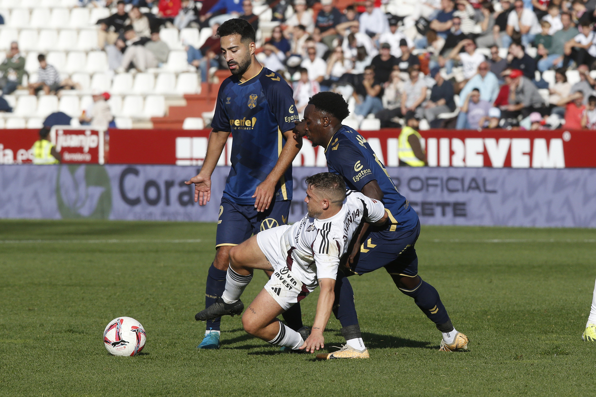 Un momento del partido disputado en el Carlos Belmonte  / JOSÉ MIGUEL ESPARCIA