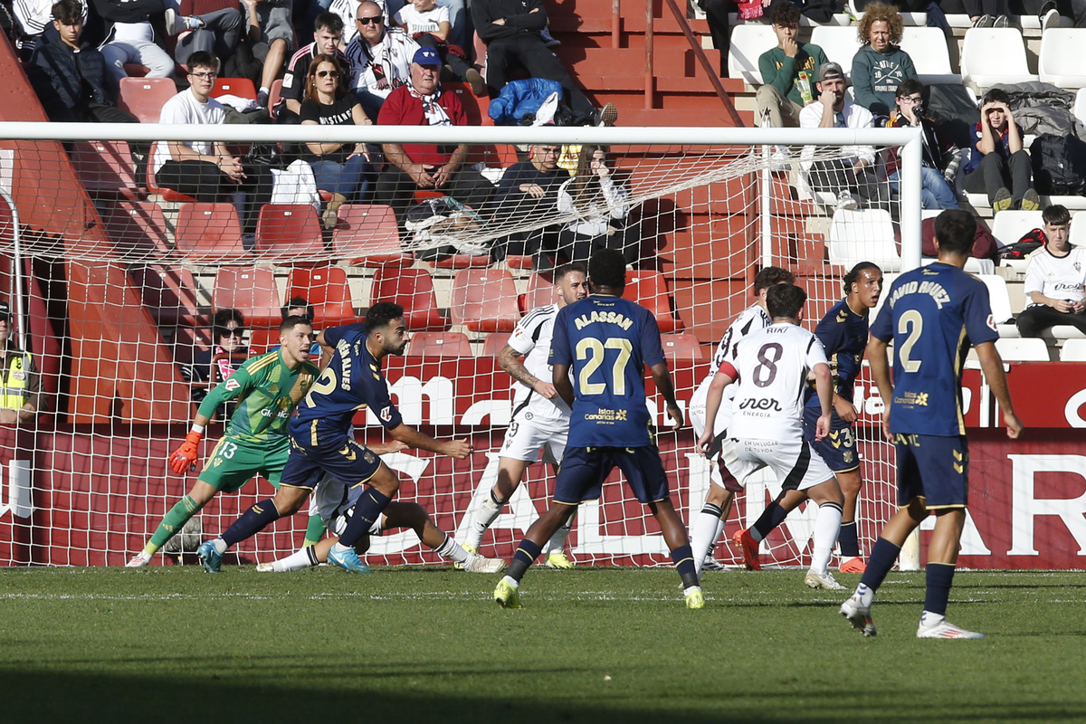 Un momento del partido disputado en el Carlos Belmonte  / JOSÉ MIGUEL ESPARCIA