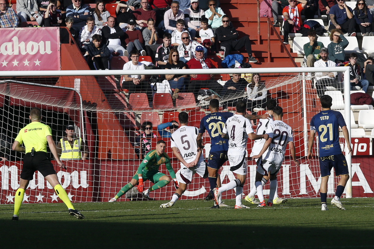 Un momento del partido disputado en el Carlos Belmonte  / JOSÉ MIGUEL ESPARCIA