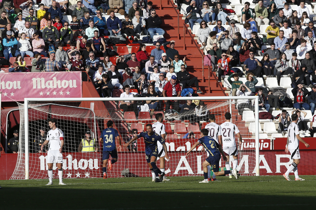 Un momento del partido disputado en el Carlos Belmonte  / JOSÉ MIGUEL ESPARCIA