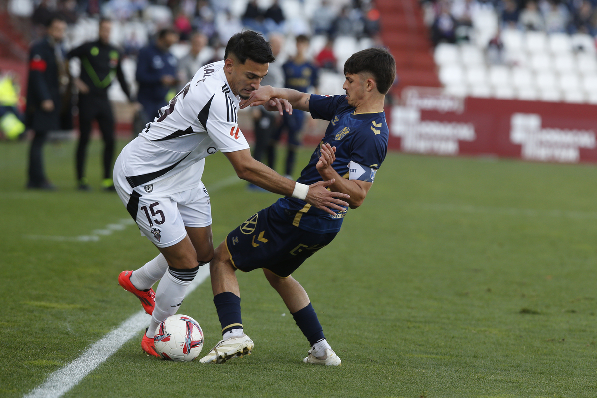 Un momento del partido disputado en el Carlos Belmonte  / JOSÉ MIGUEL ESPARCIA